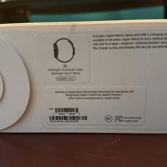 Apple Watch SE (second generation) 44mm, Midnight Aluminum M/L - Picture 2 of 2
